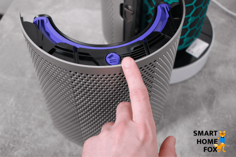 Der HEPA-Filter ist im Luftgitter von dem Dyson Pure Cool TP04 Luftreiniger eingesetzt. Im Hintergrund steht der offene Luftreiniger
